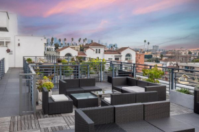 Sleek & Modern 2BR Apt: Rooftop Views & Relaxation